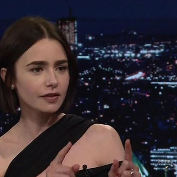 Los Angeles, CA - Lily Collins révèle qu'elle est une super fan des Spice Girls en se synchronisant parfaitement sur leur tube Wannabe dans le Tonight Show.