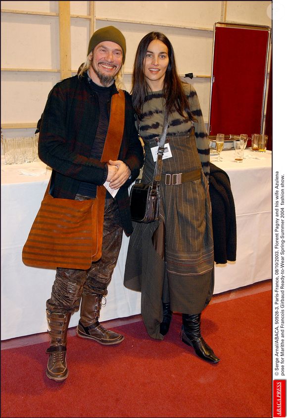 Florent Pagny et son épouse Azucena posent pour le défilé de Marithe et François Girbaud Prêt-à-porter Printemps-Eté 2004 à Paris, le 08 octobre 2003. Crédit Serge Arnal/Abaca