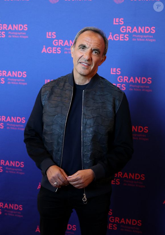 Nikos Aliagas - Vernissage de l'exposition "Les grands âges", photographies de Nikos Aliagas au musée de l'Homme à Paris le 7 avril 2026. © Dominique Jacovides/Bestimage