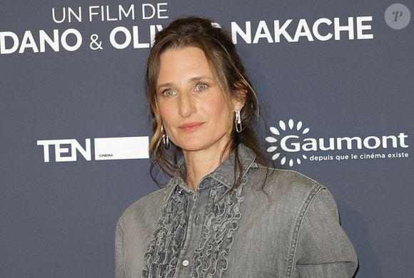 Elle a récemment confié tester le masque LED, la radiofréquence, le plasma et le Reyu.

Camille Cottin - Première du film "Juste une illusion" au cinéma Le Grand Rex à Paris le 22 mars 2026. © Coadic Guirec/Bestimage