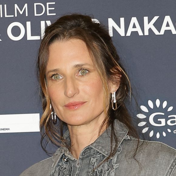 Elle a récemment confié tester le masque LED, la radiofréquence, le plasma et le Reyu.

Camille Cottin - Première du film "Juste une illusion" au cinéma Le Grand Rex à Paris le 22 mars 2026. © Coadic Guirec/Bestimage