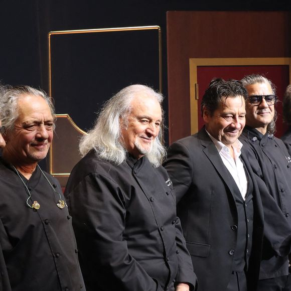 Exclusif - Laurent Gerra salue le public avec ses musiciens à la fin de son nouveau spectacle « Laurent Gerra se met à table ! », à savourer au Casino de Paris, France, le 04 Janvier 2025. © Bertrand Rindoff/Bestimage