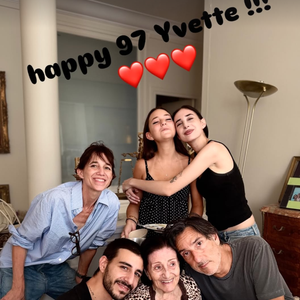 Charlotte Gainsbourg et Yvan Attal étaient réunis le jeudi 13 août 2026 avec leurs enfants Ben, Alice et Jo pour fêter les 97 ans d'Yvette, la mère du cinéaste.
Crédit : Instagram/charlottegainsbourg