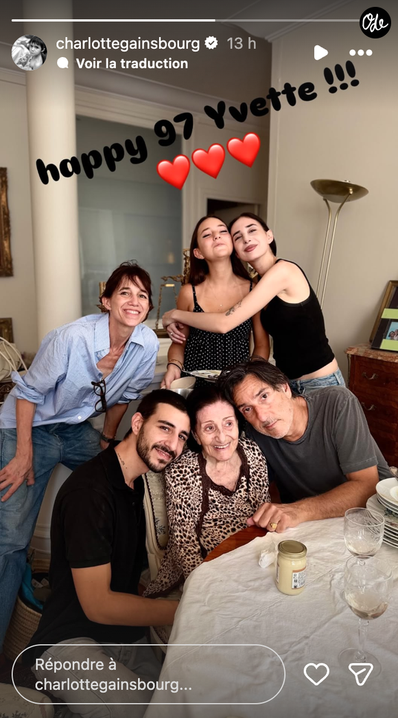 Charlotte Gainsbourg et Yvan Attal étaient réunis le jeudi 13 août 2026 avec leurs enfants Ben, Alice et Jo pour fêter les 97 ans d'Yvette, la mère du cinéaste.
Crédit : Instagram/charlottegainsbourg