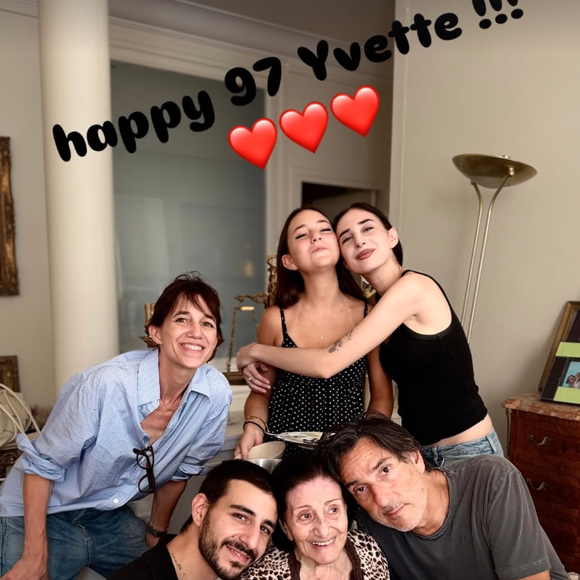 Charlotte Gainsbourg et Yvan Attal étaient réunis le jeudi 13 août 2026 avec leurs enfants Ben, Alice et Jo pour fêter les 97 ans d'Yvette, la mère du cinéaste.
Crédit : Instagram/charlottegainsbourg