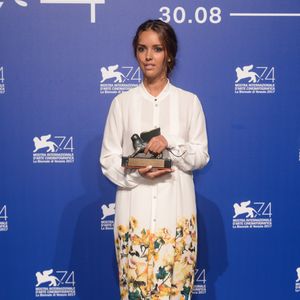 Lyna Khoudri (prix "Orizzonti" de la meilleure actrice pour "Les Bienheureux") au photocall des lauréats du 74ème Festival International du Film de Venise (Mostra), le 9 septembre 2017.