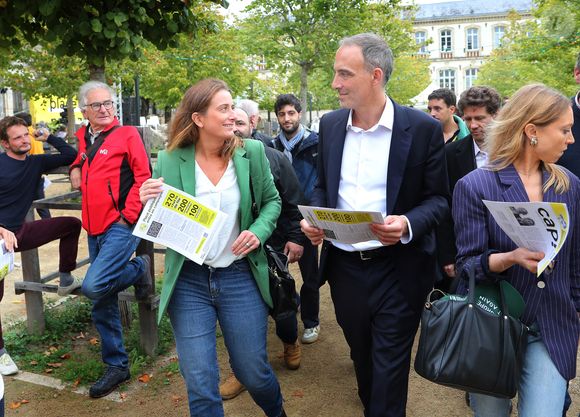 Raphael Glucksmann accueille Marine Tondelier et ouvre la premiere journée de la deuxième édition des "Rencontres place publique" qui se tiennent comme chaque année à La Réole, dans le sud-ouest, France, le 4 octobre 2025. © Patrick Bernard/Bestimage
