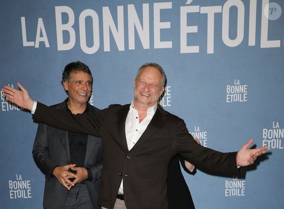 “Faire de la télé m’angoisse tellement que je bois un petit coup avant”, confie-t-il sans détour.

Le réalisateur du film Pascal Elbé et Benoît Poelvoorde lors de l'avant-première du film "La bonne étoile" au cinéma UGC Ciné Cité Bercy à Paris le 27 octobre 2025.

© Coadic Guirec / Bestimage