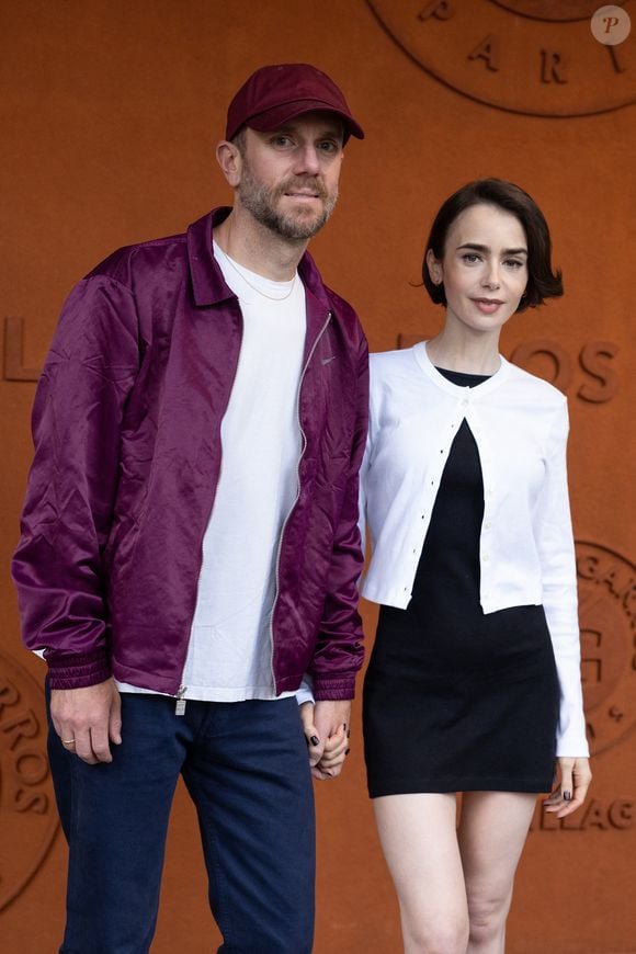 Lily Collins avec son mari Charlie McDowell au photocall du village lors des Internationaux de France de Tennis de Roland Garros 2026, à Paris, France, le 1er juin 2026. © Jacovides-Moreau/Bestimage
