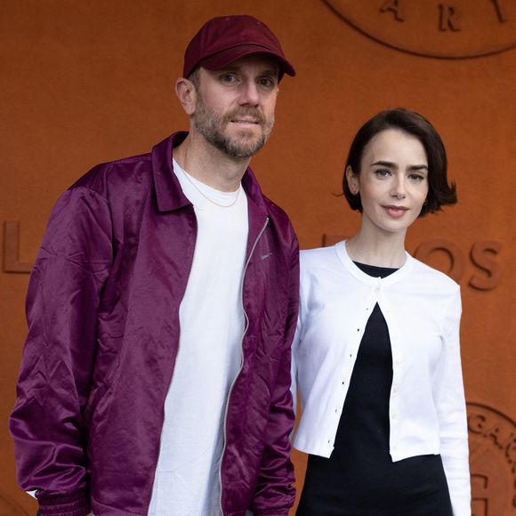 Lily Collins avec son mari Charlie McDowell au photocall du village lors des Internationaux de France de Tennis de Roland Garros 2026, à Paris, France, le 1er juin 2026. © Jacovides-Moreau/Bestimage