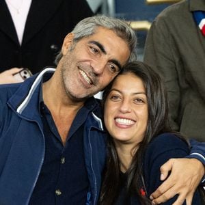 Exclusif - Ary Abittan, très tendre avec sa fille Netty, dans les tribunes lors du match de Ligue 1 McDonald's "PSG - Auxerre (2-0)" au Parc des Princes à Paris, le 27 septembre 2025. Ary Abittan est actuellement en tournée avec son nouveau spectacle "Authentique".
© Cyril Moreau/Bestimage