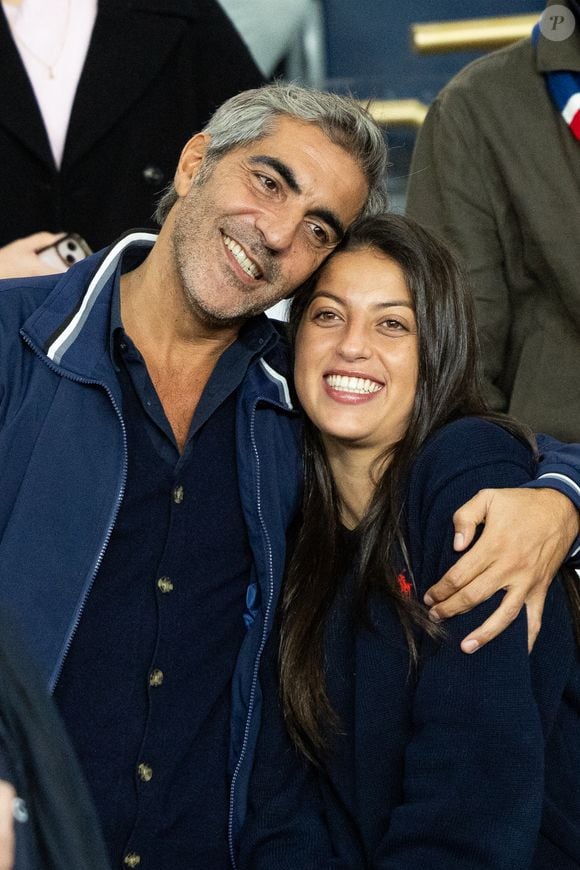 Exclusif - Ary Abittan, très tendre avec sa fille Netty, dans les tribunes lors du match de Ligue 1 McDonald's "PSG - Auxerre (2-0)" au Parc des Princes à Paris, le 27 septembre 2025. Ary Abittan est actuellement en tournée avec son nouveau spectacle "Authentique".
© Cyril Moreau/Bestimage