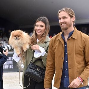 Camille Cerf (Miss France 2015 et Ambassadrice du LGCT-LPEJ 2022), son compagnon Théo Fleury et le chien Romeo - 8ème édition du "Longines Paris Eiffel Jumping" au Champ de Mars à Paris, le 25 juin 2022.
© Perusseau/Gorassini/Tribeca/Bestimage