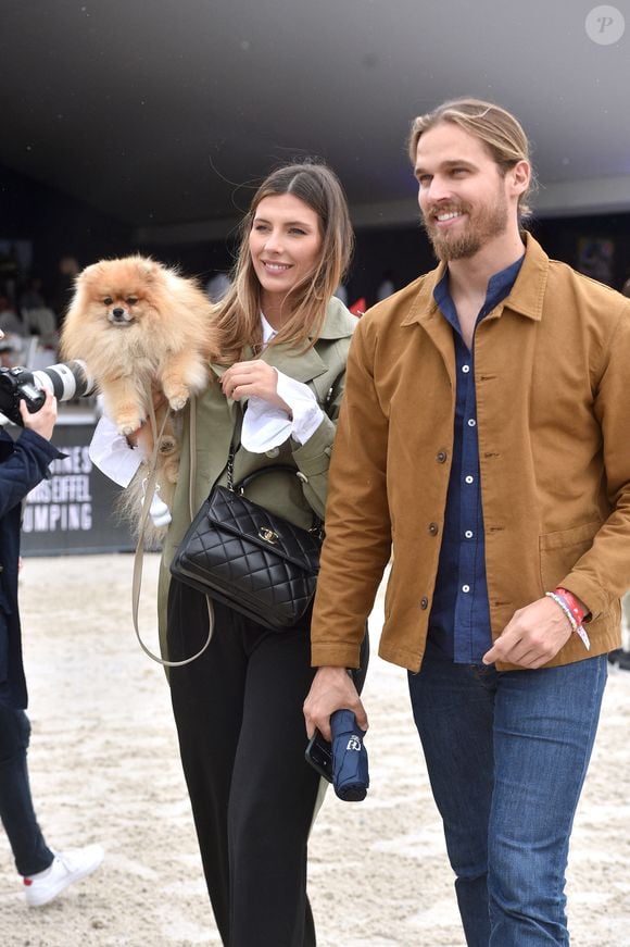 Camille Cerf (Miss France 2015 et Ambassadrice du LGCT-LPEJ 2022), son compagnon Théo Fleury et le chien Romeo - 8ème édition du "Longines Paris Eiffel Jumping" au Champ de Mars à Paris, le 25 juin 2022.
© Perusseau/Gorassini/Tribeca/Bestimage