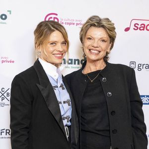 Leur ressemblance a été remarquée. 

Mélanie Thierry et sa mère au photocall de la Cérémonie des Lumières à l'Institut du monde arabe à Paris le 18 janvier 2026.

© Perusseau / Sarkissian / Bestimage