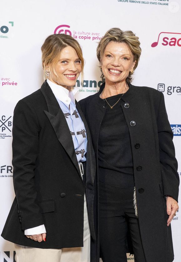 Leur ressemblance a été remarquée. 

Mélanie Thierry et sa mère au photocall de la Cérémonie des Lumières à l'Institut du monde arabe à Paris le 18 janvier 2026.

© Perusseau / Sarkissian / Bestimage