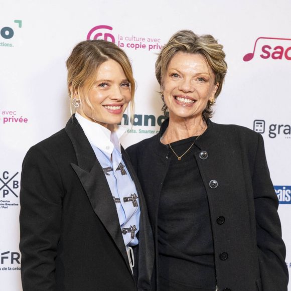 Leur ressemblance a été remarquée. 

Mélanie Thierry et sa mère au photocall de la Cérémonie des Lumières à l'Institut du monde arabe à Paris le 18 janvier 2026.

© Perusseau / Sarkissian / Bestimage