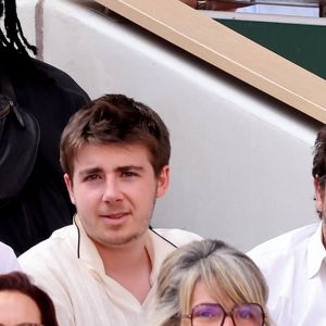 Patrick Bruel et ses fils Oscar et Léon dans les tribunes lors des Internationaux de France de Tennis de Roland Garros, le 1er juin 2025.

Photo : Dominique Jacovides / Bestimage