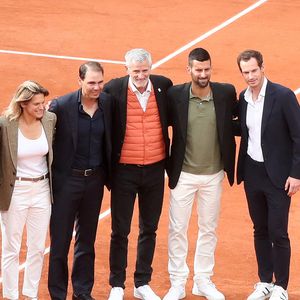 Rafael Nadal entre Amélie Mauresmo (Directrice du Tournoi), Gilles Moretton (Président de la Fédération Française de Tennis), Roger Federer, Novak Djokovic et Andy Murray devant la Plaque en hommage à Rafael Nadal, encastrée sur le court Philippe-Chatrier - Hommage à Rafael Nadal et à ses 14 victoires sur la terre battue de Roland Garros lors des Internationaux de France de Tennis de Roland Garros 2025 - Jour 01 à Paris le 25 Mai 2025. 

© Bertrand Rindoff / Bestimage