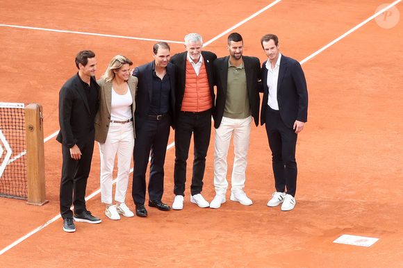 Rafael Nadal entre Amélie Mauresmo (Directrice du Tournoi), Gilles Moretton (Président de la Fédération Française de Tennis), Roger Federer, Novak Djokovic et Andy Murray devant la Plaque en hommage à Rafael Nadal, encastrée sur le court Philippe-Chatrier - Hommage à Rafael Nadal et à ses 14 victoires sur la terre battue de Roland Garros lors des Internationaux de France de Tennis de Roland Garros 2025 - Jour 01 à Paris le 25 Mai 2025. 

© Bertrand Rindoff / Bestimage