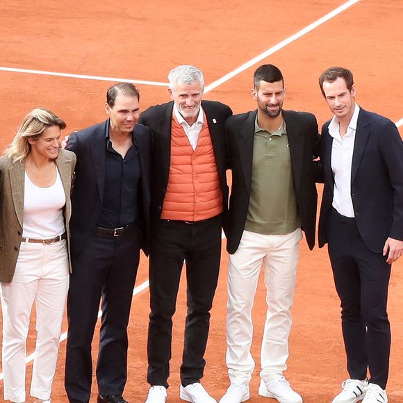 Rafael Nadal entre Amélie Mauresmo (Directrice du Tournoi), Gilles Moretton (Président de la Fédération Française de Tennis), Roger Federer, Novak Djokovic et Andy Murray devant la Plaque en hommage à Rafael Nadal, encastrée sur le court Philippe-Chatrier - Hommage à Rafael Nadal et à ses 14 victoires sur la terre battue de Roland Garros lors des Internationaux de France de Tennis de Roland Garros 2025 - Jour 01 à Paris le 25 Mai 2025. 

© Bertrand Rindoff / Bestimage