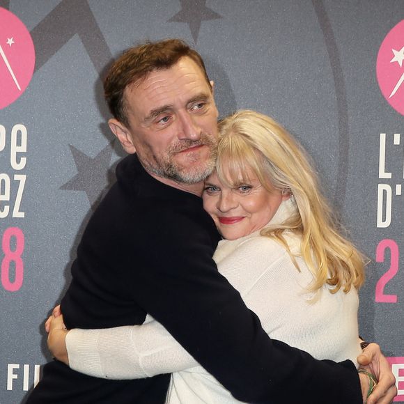 C'est peu connu, mais le pitch des Tuche s'inspire d'une histoire vraie, rapporte le magazine. Celle d'un quinquagénaire du Val-d'Oise, chômeur et père de sept enfants, qui a gagné 75 millions d'euros à l'Euromillions.
Jean-Paul Rouve et Isabelle Nanty lors de la présentation du film "Les Tuche 3 : Liberté, Égalité, FraterniTuche" de Olivier Baroux dans le cadre du 21ème Festival International du Film de Comédie de l'Alpe d'Huez le 19 janvier 2018.