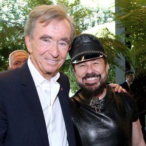 Les créations de la nouvelle collection de Jonathan Anderson ont attiré les regards des observateurs du monde entier.

Exclusif - Bernard Arnault et Peter Marino - Défilé de Mode Christian Dior, Collection Haute Couture Automne-Hiver 2026/2027, le 6 Juillet 2026. 

© Bertrand Rindoff / Bestimage