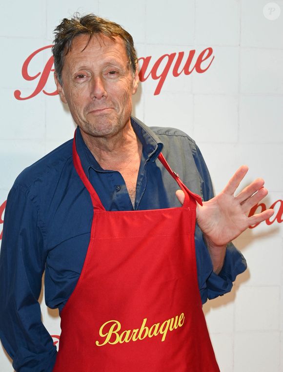 L'occasion de découvrir son intérieur meublé "uniquement avec de la récup'".

Antoine de Maximy à la première du film "Barbaque" au cinéma Pathé Wepler à Paris, le 19 octobre 2021.
© Guirec Coadic/Bestimage