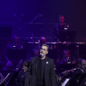 Florent Pagny lors du concert caritatif "Sentinelles d'un soir" au profit de l'association Bleuet de France à la salle Pleyel à Paris le 30 mai 2024. 
Ce concert destiné au grand public est organisé en l’honneur des orphelins de guerre, des veuves, des familles endeuillées, des victimes du terrorisme et de tous les soldats blessés en mission.
Ce concert avec des stars, destiné au grand public, est un exercice nouveau pour les militaires. Le gouverneur militaire de Paris Christophe Abad est chargé du cérémonial dans la Cour d'honneur des Invalides en hommage aux militaires tombés en opération. Il organise également le défilé du 14-Juillet. Et, jusqu’à présent, les concerts ouverts au public étaient plus confidentiels, généralement de la musique classique dans des «emprises militaires» comme la cathédrale Saint-Louis des Invalides ou la chapelle du Val-de-Grâce.
Florent Pagny ne devait remonter sur scène qu’en 2026. Finalement, il a fait dix-sept heures de vol (avec trois correspondances) depuis sa Patagonie pour revenir à Paris le temps d’un concert. Un voyage extrêmement fatigant pour être, jeudi 30 mai, l’une des têtes d’affiche des Sentinelles d’un soir, concert caritatif organisé par le général Christophe Abad, gouverneur militaire de Paris, à la salle Pleyel.

© Jack Tribeca / Bestimage