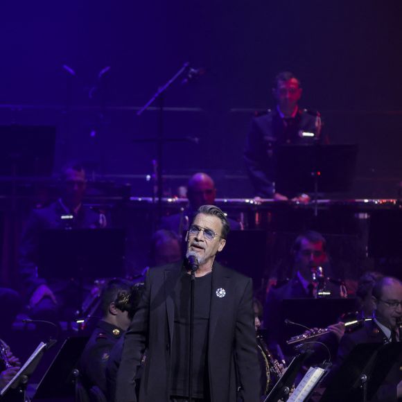 Florent Pagny lors du concert caritatif "Sentinelles d'un soir" au profit de l'association Bleuet de France à la salle Pleyel à Paris le 30 mai 2024. 
Ce concert destiné au grand public est organisé en l’honneur des orphelins de guerre, des veuves, des familles endeuillées, des victimes du terrorisme et de tous les soldats blessés en mission.
Ce concert avec des stars, destiné au grand public, est un exercice nouveau pour les militaires. Le gouverneur militaire de Paris Christophe Abad est chargé du cérémonial dans la Cour d'honneur des Invalides en hommage aux militaires tombés en opération. Il organise également le défilé du 14-Juillet. Et, jusqu’à présent, les concerts ouverts au public étaient plus confidentiels, généralement de la musique classique dans des «emprises militaires» comme la cathédrale Saint-Louis des Invalides ou la chapelle du Val-de-Grâce.
Florent Pagny ne devait remonter sur scène qu’en 2026. Finalement, il a fait dix-sept heures de vol (avec trois correspondances) depuis sa Patagonie pour revenir à Paris le temps d’un concert. Un voyage extrêmement fatigant pour être, jeudi 30 mai, l’une des têtes d’affiche des Sentinelles d’un soir, concert caritatif organisé par le général Christophe Abad, gouverneur militaire de Paris, à la salle Pleyel.

© Jack Tribeca / Bestimage