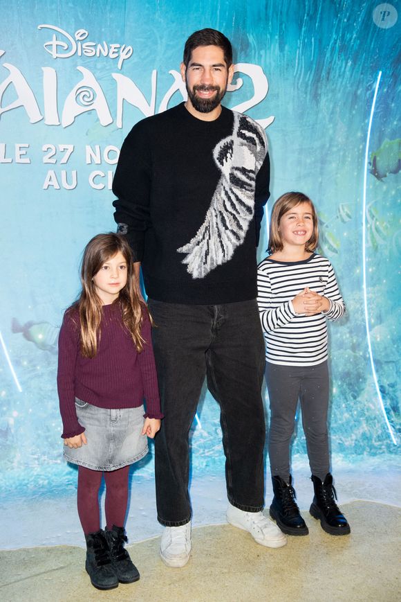 En effet, il a choisi de résider à Rueil-Malmaison dans les Huats-de-Seine pour le bien-être de ses deux enfants.

Nikola Karabatic et ses enfants assistent à la première de "Vaiana 2" au cinéma Grand Rex à Paris, France, le 23 novembre 2024. 

Photo par Aurore Marechal/ABACAPRESS.COM