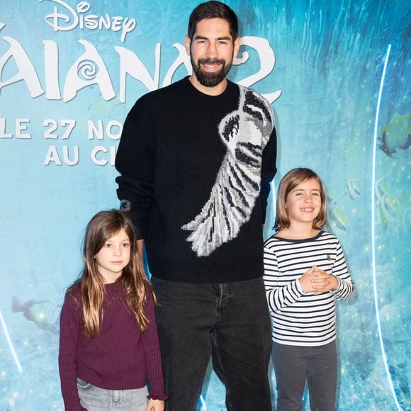 En effet, il a choisi de résider à Rueil-Malmaison dans les Huats-de-Seine pour le bien-être de ses deux enfants.

Nikola Karabatic et ses enfants assistent à la première de "Vaiana 2" au cinéma Grand Rex à Paris, France, le 23 novembre 2024. 

Photo par Aurore Marechal/ABACAPRESS.COM