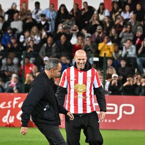 Nikos Aliagas et Zinedine Zidane ont donné le coup d'envoi symbolique lors de la première édition du « match des légendes » opposant l'équipe des Légendes, les anciens de Cannes, à l'équipe des Étoiles avec pour capitaine Didier Deschamps, au stade Pierre de Coubertin à Cannes, le 30 octobre 2025.  © Bruno Bebert / Dominique Jacovides / Bestimage