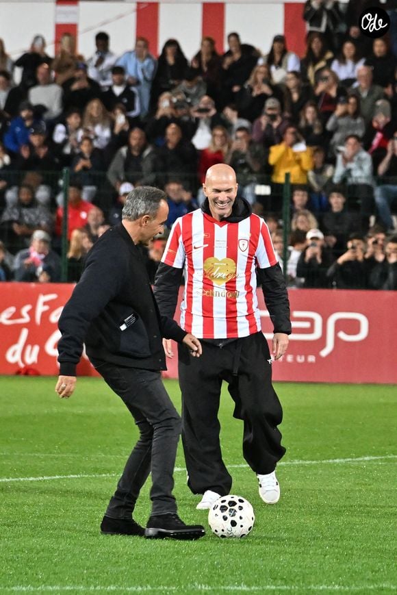 Nikos Aliagas et Zinedine Zidane ont donné le coup d'envoi symbolique lors de la première édition du « match des légendes » opposant l'équipe des Légendes, les anciens de Cannes, à l'équipe des Étoiles avec pour capitaine Didier Deschamps, au stade Pierre de Coubertin à Cannes, le 30 octobre 2025.  © Bruno Bebert / Dominique Jacovides / Bestimage