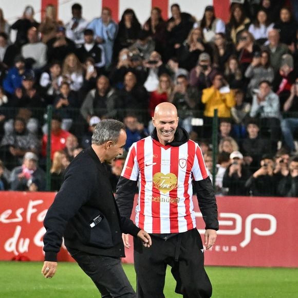 Nikos Aliagas et Zinedine Zidane ont donné le coup d'envoi symbolique lors de la première édition du « match des légendes » opposant l'équipe des Légendes, les anciens de Cannes, à l'équipe des Étoiles avec pour capitaine Didier Deschamps, au stade Pierre de Coubertin à Cannes, le 30 octobre 2025.  © Bruno Bebert / Dominique Jacovides / Bestimage