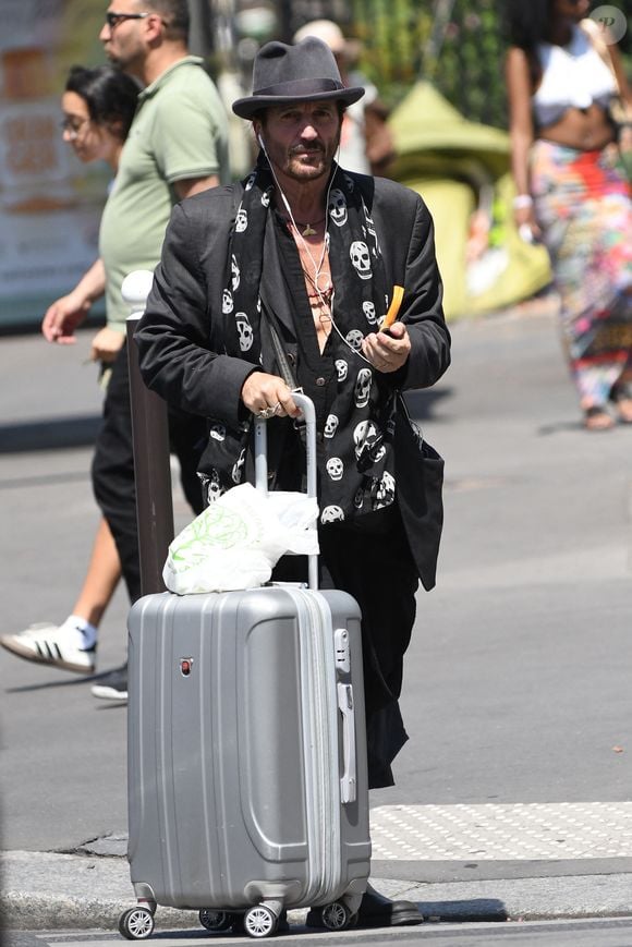Francis Lalanne - J.L.Lahaye s'est marié en secondes noces avec sa compagne P.Aubin à la mairie du 18ème arrondissement de Paris, le 2 juillet 2025. © Agence / Bestimage