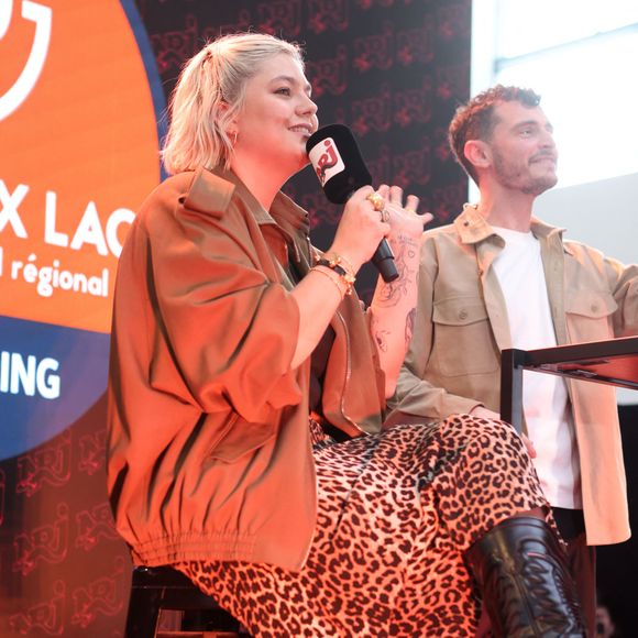 La chanteuse Louane Emera, invitée de la radio NRJ, au centre commercial Aushopping à Bordeaux-Lac. Le 6 mars 2024
© Jean-Marc Lhomer / Bestimage