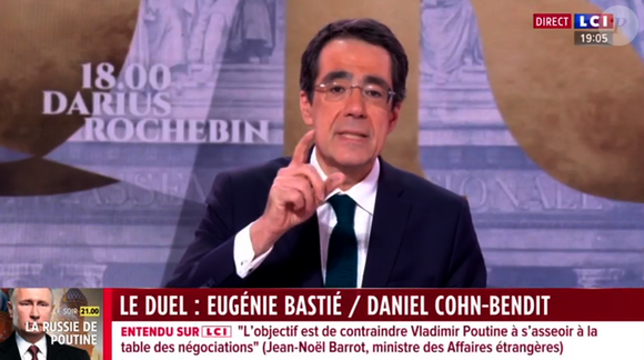 Darius Rochebin face à l'absence d'une figure emblématique de son émission de LCI, le 16 février 2025, Eugénie Bastié le remplace