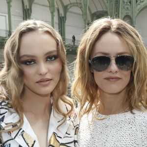 Lily-Rose Depp et sa mère Vanessa Paradis - Les célébrités au photocall du défilé "Chanel Cruise Collection 2020" au Grand Palais. Paris, le 3 mai 2019.
© Olivier Borde/Bestimage