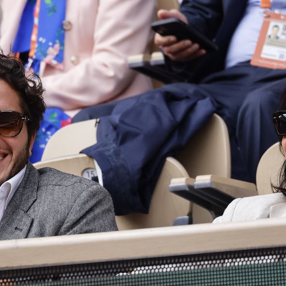 Florence Foresti et son compagnon Alexandre Kominek - People dans les tribunes lors des Internationaux de France de Tennis de Roland Garros 2022 à Paris le 29 mai 2022. © Cyril Moreau/Bestimage