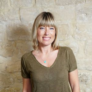 Mélanie Page a partagé une vidéo où on la voit complètement trempée, sous la pluie, en train de marcher dans les rues de la capitale du théâtre.

Exclusif - Mélanie Page - Lancement du 3ème livre de Juliette Tresanini "Les 40 sont cuites ?" à l'atelier Rachel Klein Paris le 6 mai 2025. © Anne-Sophie Guebey / Bestimage