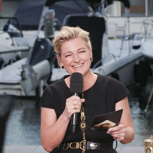 L'un d'entre eux, Benjamin, rend même aujourd'hui très fière la star de "C à vous".

Exclusif - Anne-Elisabeth Lemoine, et la flamme olympique - Plateau de l'émission "C à vous" lors du 77ème Festival International du Film de Cannes le 21 mai 2024. © Jack Tribeca/Bestimage  No Web - Belgique et Suisse