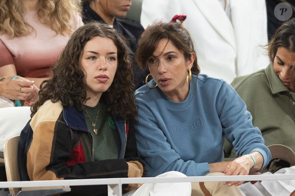 Aure Atika et sa fille Angelica Zdar dans les tribunes lors des Internationaux de France de Tennis de Roland Garros 2025. Paris, le 28 mai 2025.
© Moreau / Jacovides / Bestimage