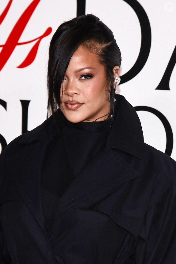 Rihanna sur le tapis rouge des CFDA Fashion Awards 2025 au Musée américain d'histoire naturelle à New York, NY, le 3 novembre 2025. Photo par Anthony Behar/SPUS/ABACAPRESS.COM