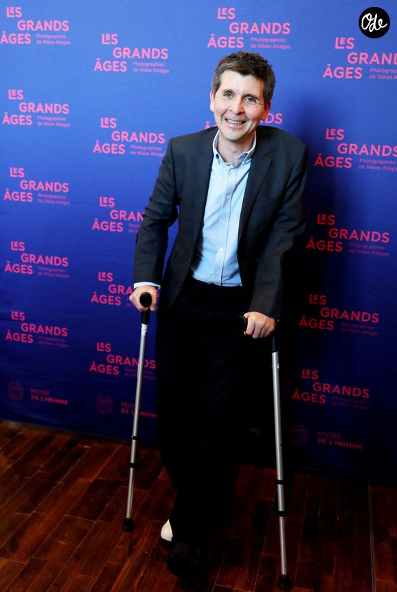 Thomas Sotto en béquilles - Vernissage de l'exposition "Les grands âges", photographies de Nikos Aliagas au musée de l'Homme à Paris le 7 avril 2026. © Dominique Jacovides/Bestimage