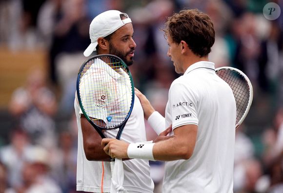 Casper Ruud célèbre sa victoire sur Laurent Lokoli (à gauche) lors de la première journée des Championnats de Wimbledon 2023 au All England Lawn Tennis and Croquet Club de Wimbledon. Date de la photo : lundi 3 juillet 2023. ... Wimbledon 2023 - Jour 1 - All England Lawn Tennis and Croquet Club ... 03-07-2023 ... Londres ... Royaume-Uni ... Crédit photo : John Walton/PA Wire.