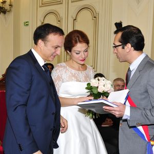 Exclusif - Emilie Dequenne, entre son époux Michel Ferracci et le maire du 10ème arrondissement, Rémi Féraud - Mariage de Michel Ferracci et Emilie Dequenne à la mairie du 10ème arrondissement, le samedi 11 octobre 2014 à Paris.  © Roberto Battistini / Bestimage