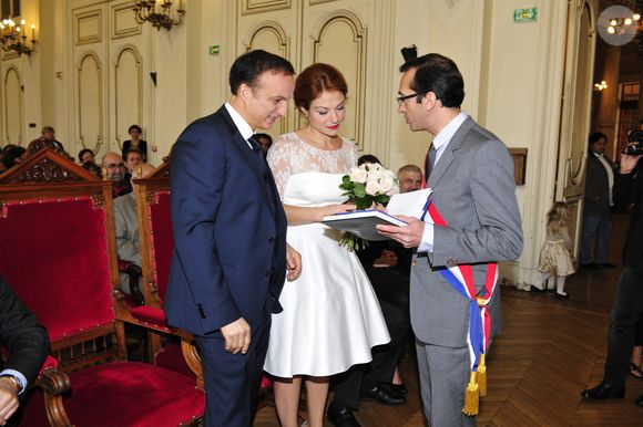 Exclusif - Emilie Dequenne, entre son époux Michel Ferracci et le maire du 10ème arrondissement, Rémi Féraud - Mariage de Michel Ferracci et Emilie Dequenne à la mairie du 10ème arrondissement, le samedi 11 octobre 2014 à Paris.  © Roberto Battistini / Bestimage