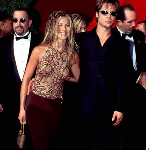 Pour rappel, l'actrice vedette de la série "Friends" a partagé la vie de Brad Pitt !

Jennifer Anniston et son ex-mari Brad Pitt aux Emmy Awards 1999. Los Angeles. (STARMAX / BESTIMAGE).