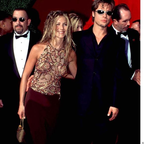 Pour rappel, l'actrice vedette de la série "Friends" a partagé la vie de Brad Pitt !

Jennifer Anniston et son ex-mari Brad Pitt aux Emmy Awards 1999. Los Angeles. (STARMAX / BESTIMAGE).